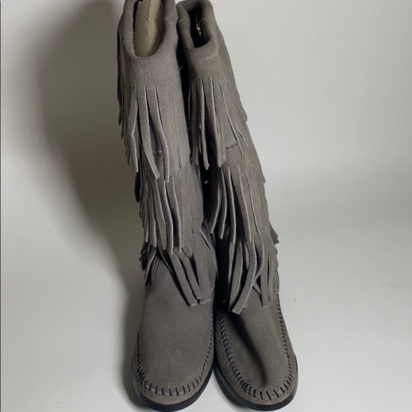 Women’s size 6 Minnetonka Grey Fringe boots - Picture 4 of 7